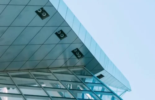 Folierung an Flachglasfenstern bei einem Gebäude