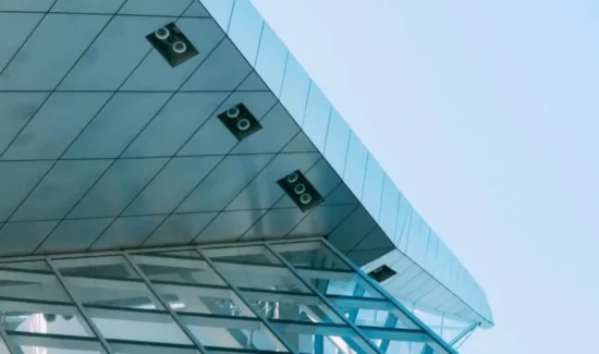 Folierung an Flachglasfenstern bei einem Gebäude