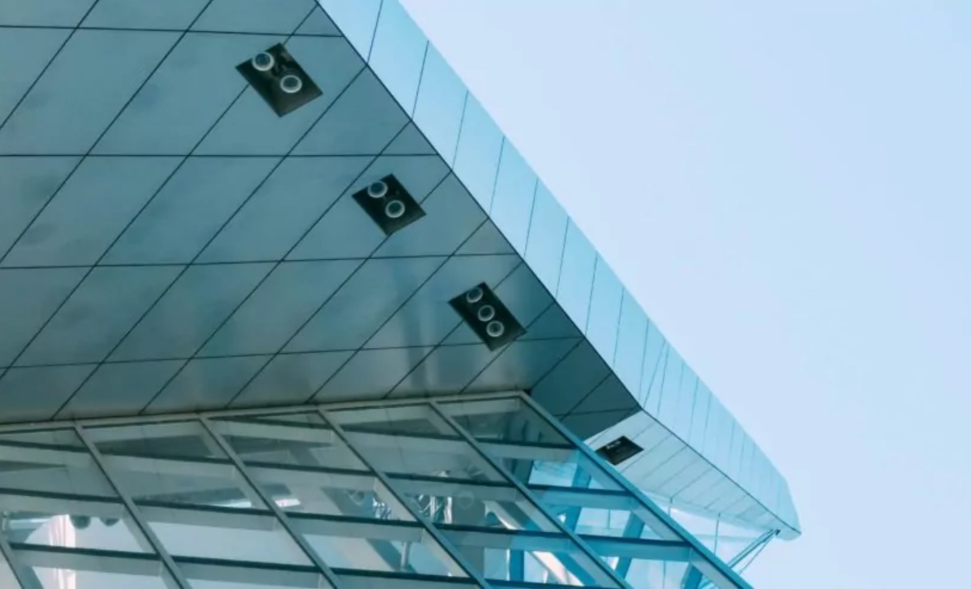 Folierung an Flachglasfenstern bei einem Gebäude