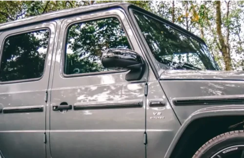 SUV mit getönten Scheiben im Wald