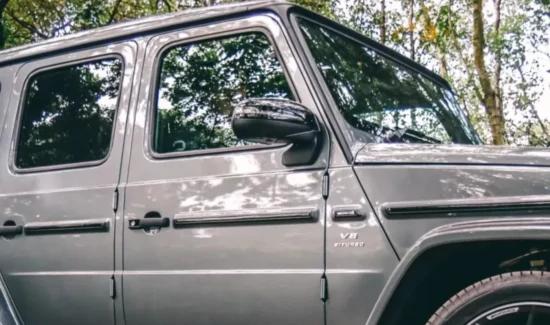 SUV mit getönten Scheiben im Wald