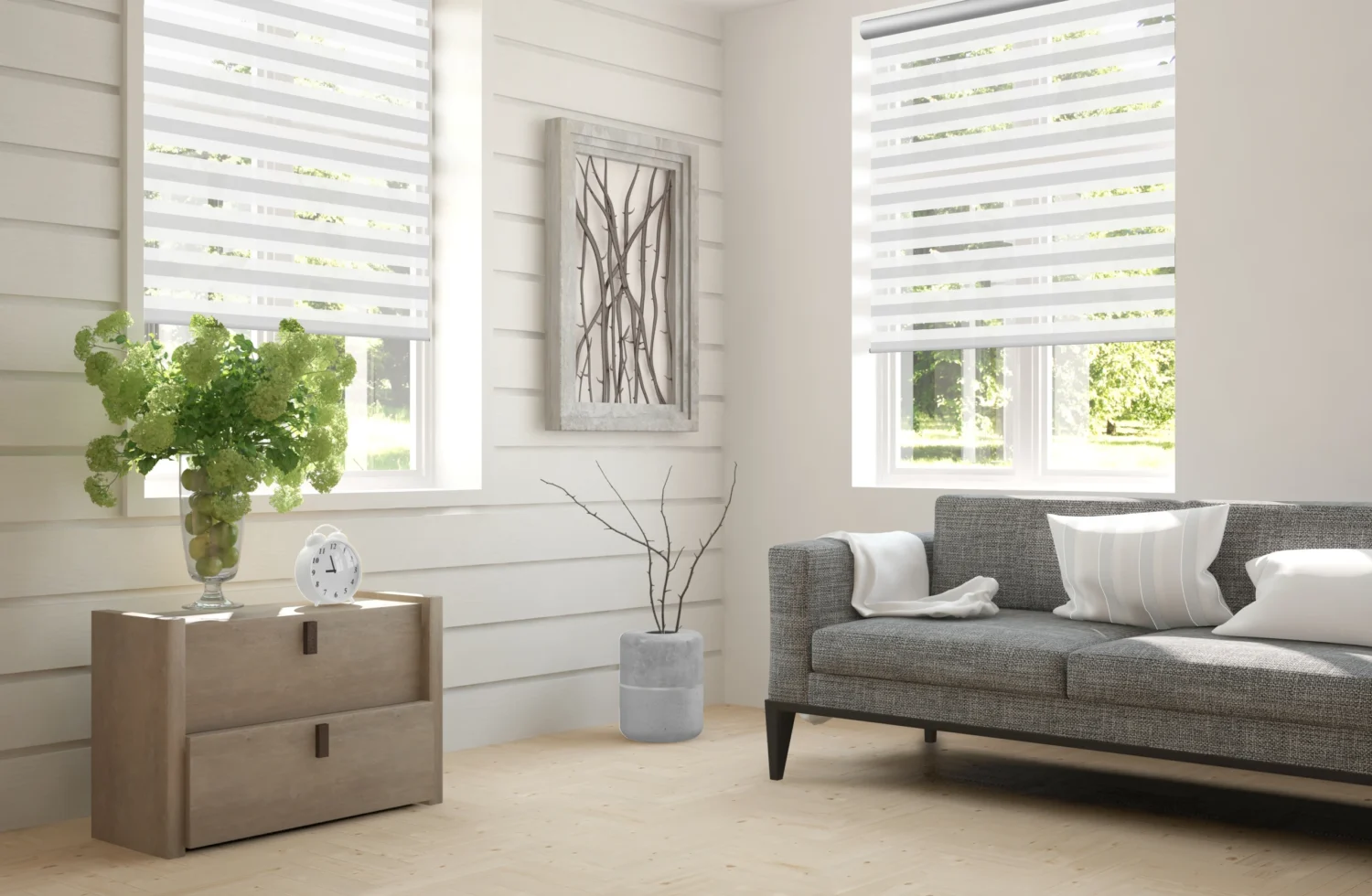 Moderne Fensterrollos in einem stilvollen Wohnzimmer